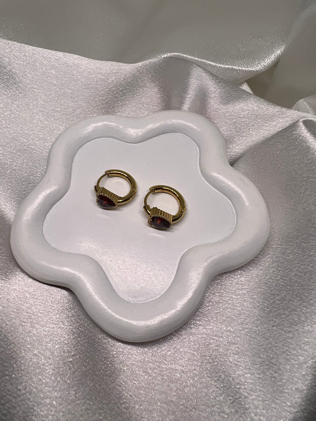 Σκουλαρίκια με κόκκινες καρδιές