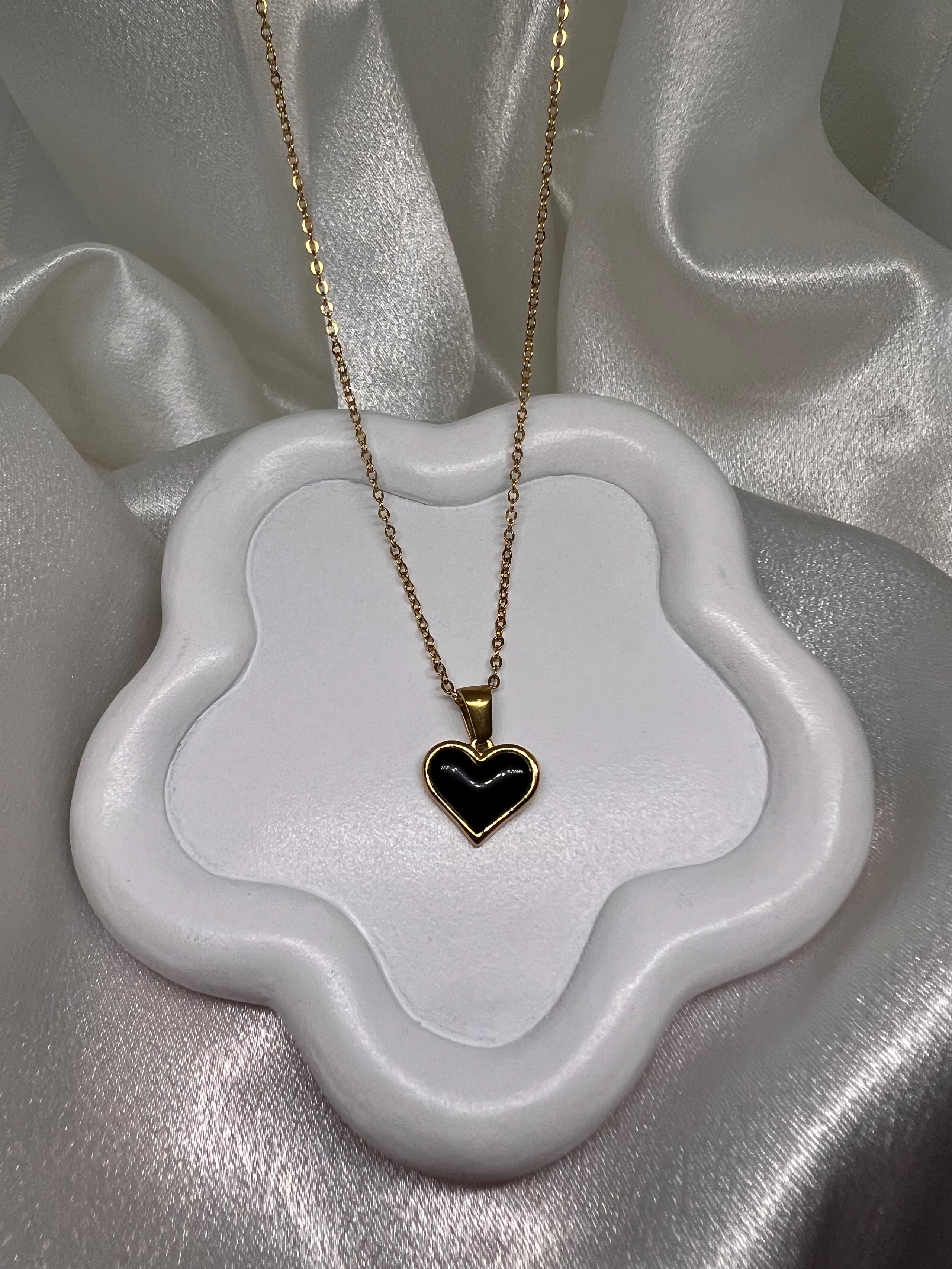 Κολιέ με μαύρη καρδιά