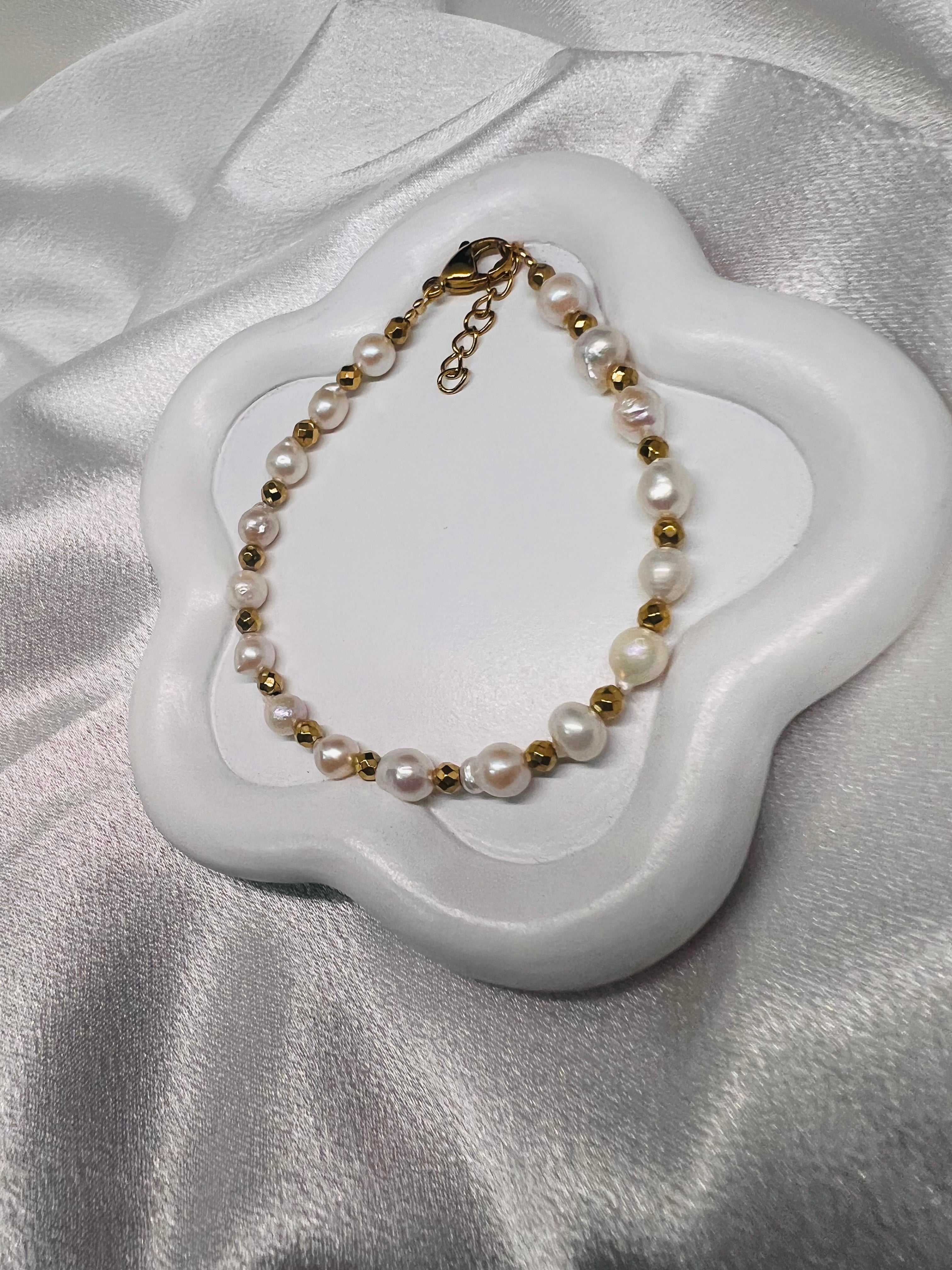 Βραχιόλι με Φυσικά Μαργαριτάρια & Αιματίτη – Κομψότητα και Ισορροπία