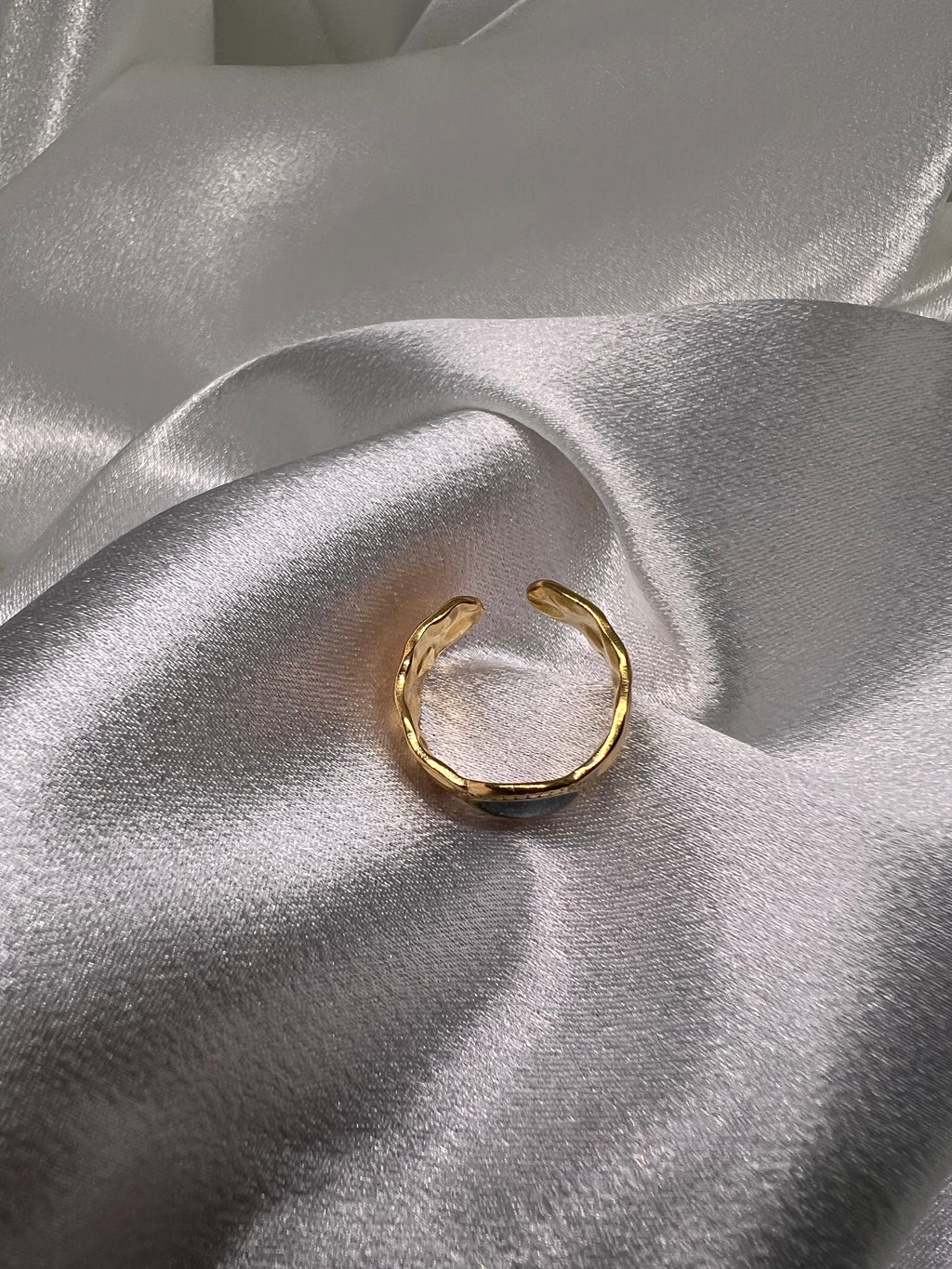 Χρυσό δακτυλίδι με μαύρη πέτρα