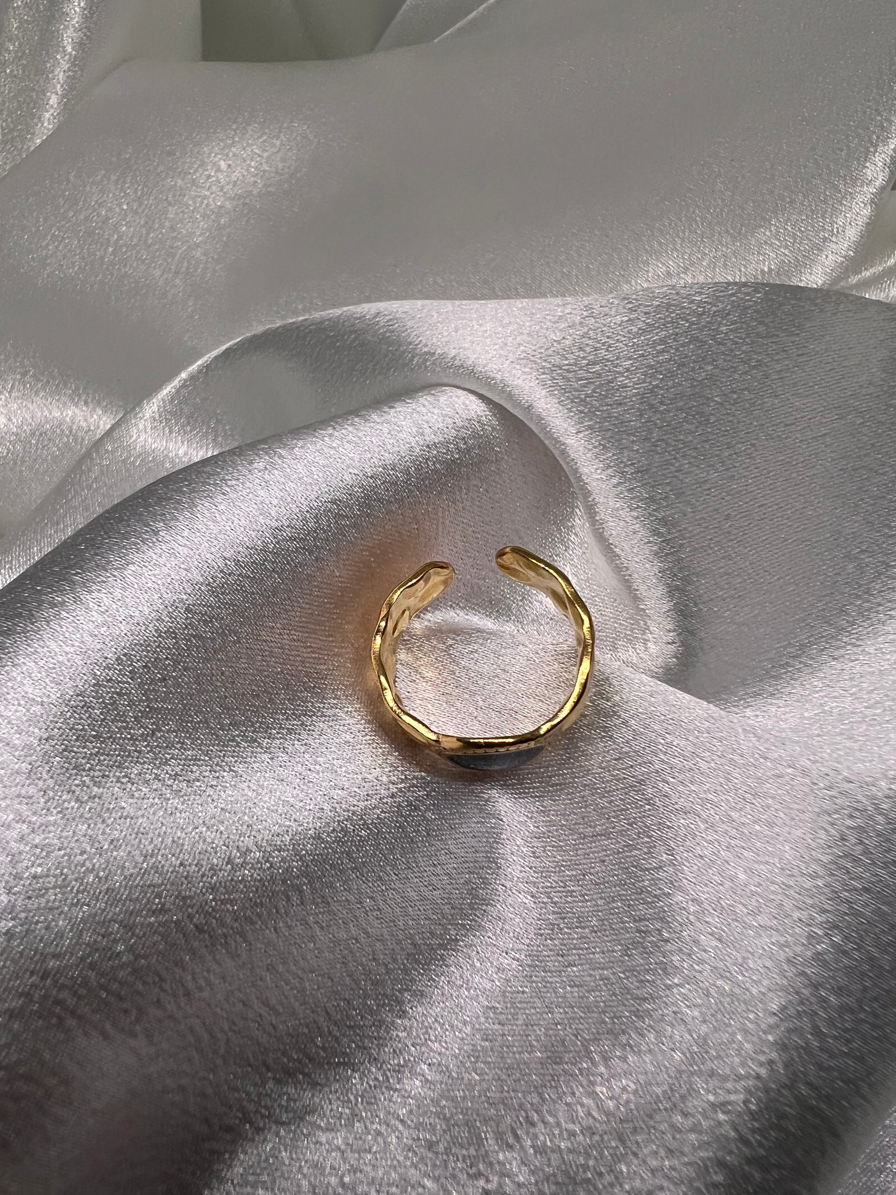 Χρυσό δακτυλίδι με μαύρη πέτρα