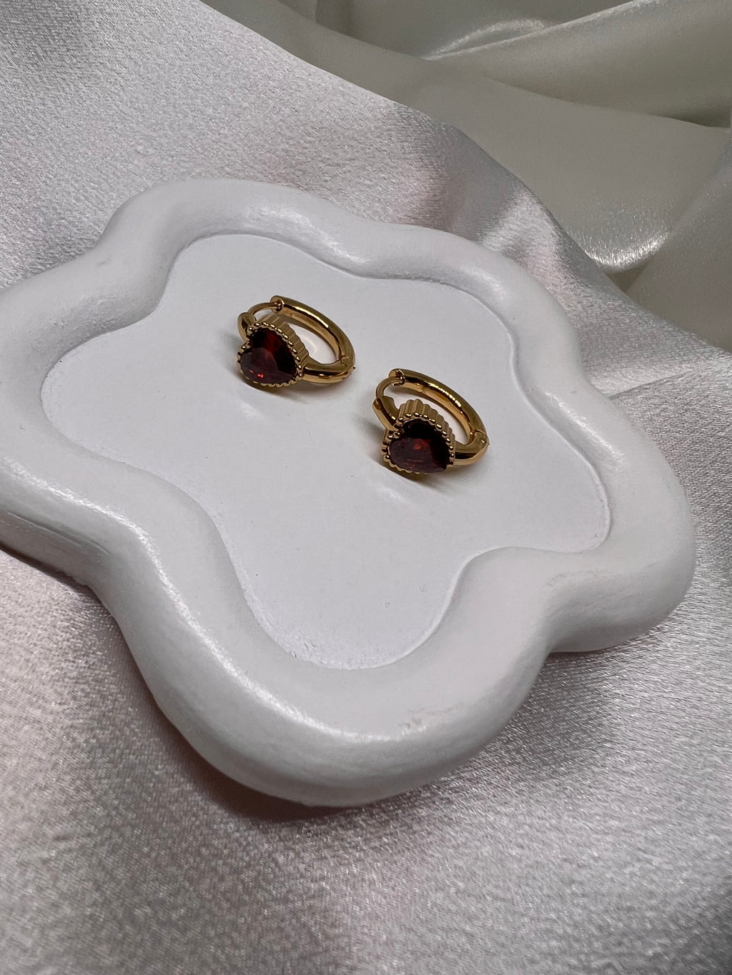 Σκουλαρίκια με κόκκινες καρδιές