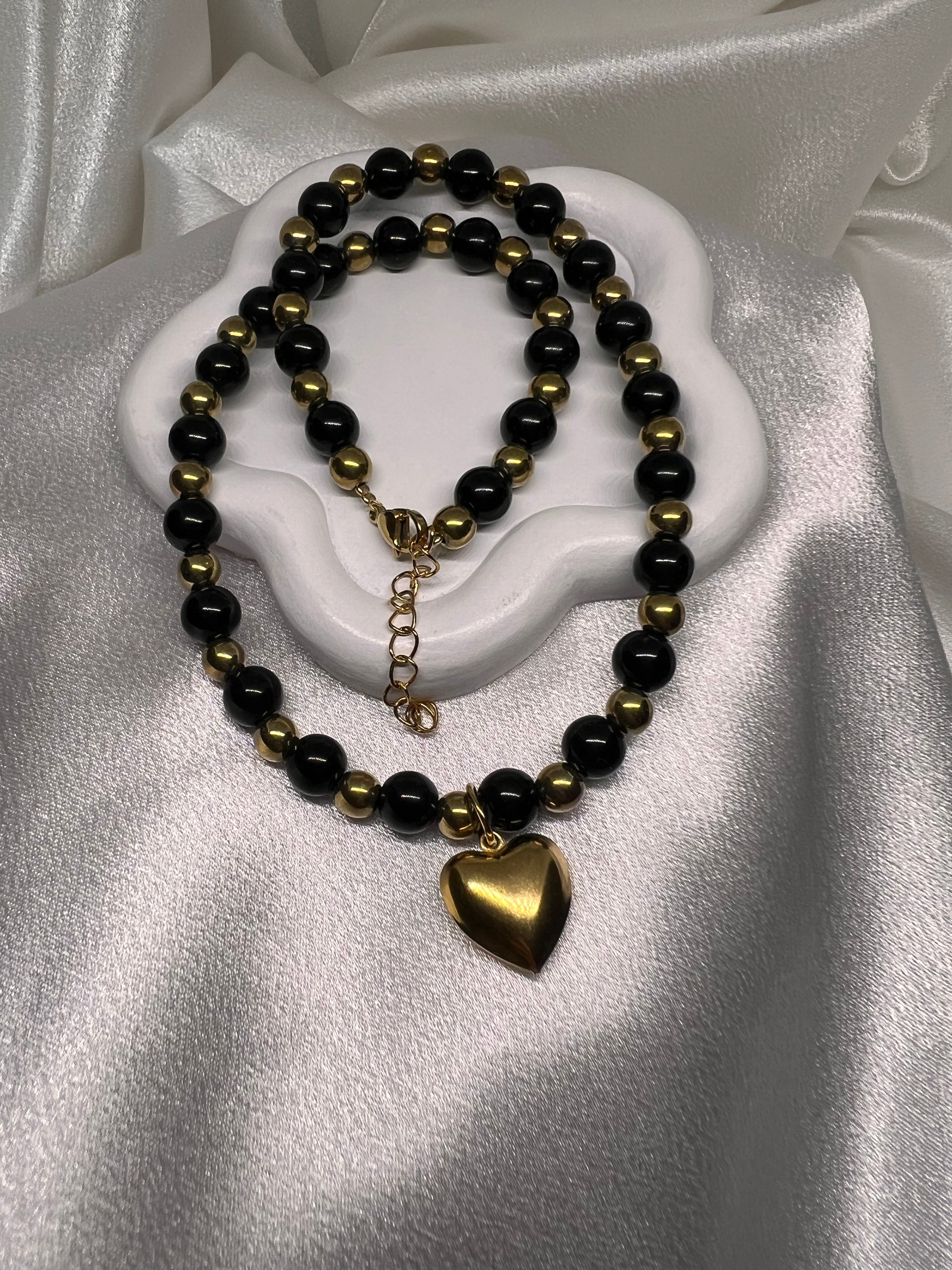 Μαύρο-χρυσό κολιέ με καρδιά
