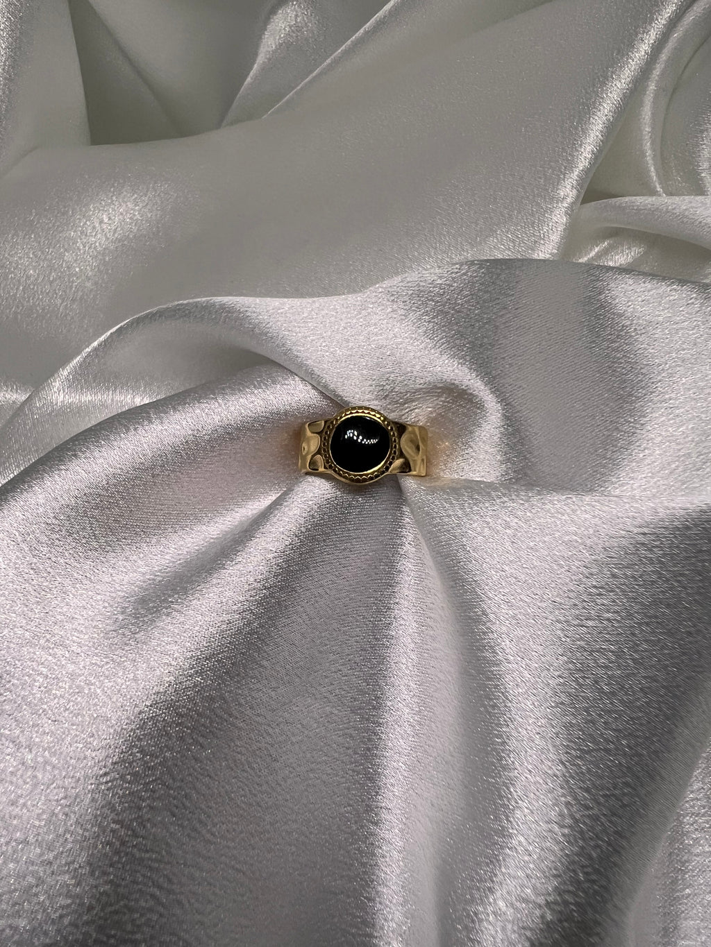 Χρυσό δακτυλίδι με μαύρη πέτρα