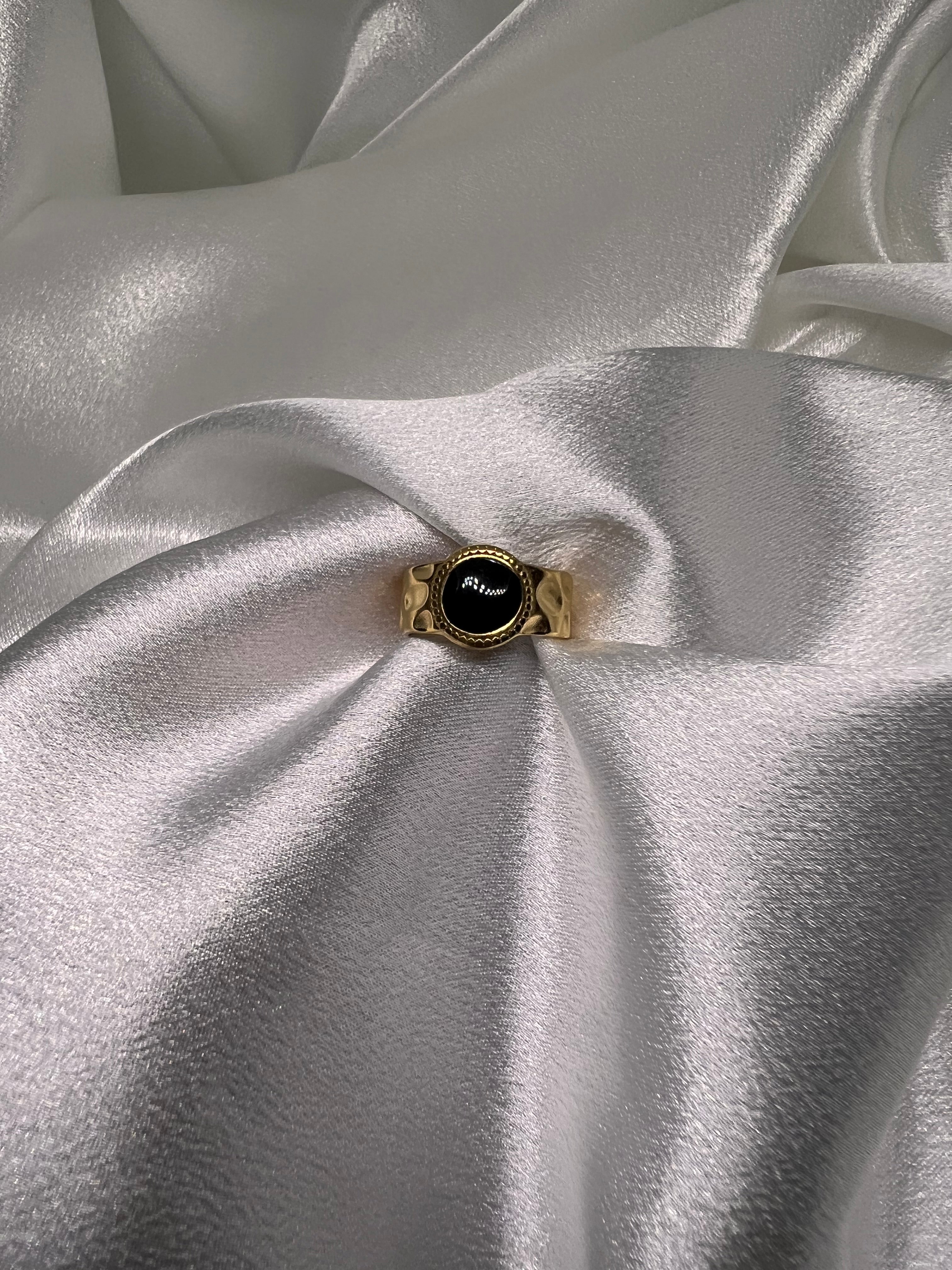 Χρυσό δακτυλίδι με μαύρη πέτρα