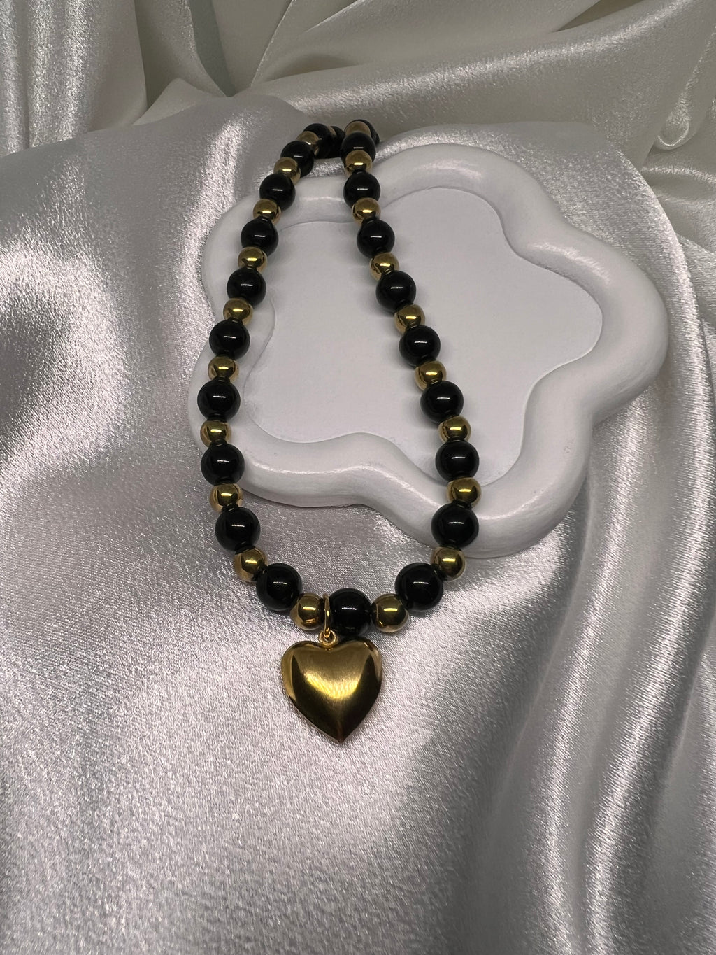 Μαύρο-χρυσό κολιέ με καρδιά