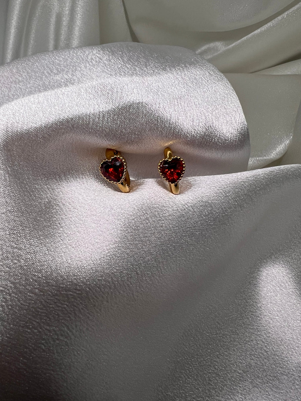 Σκουλαρίκια με κόκκινες καρδιές