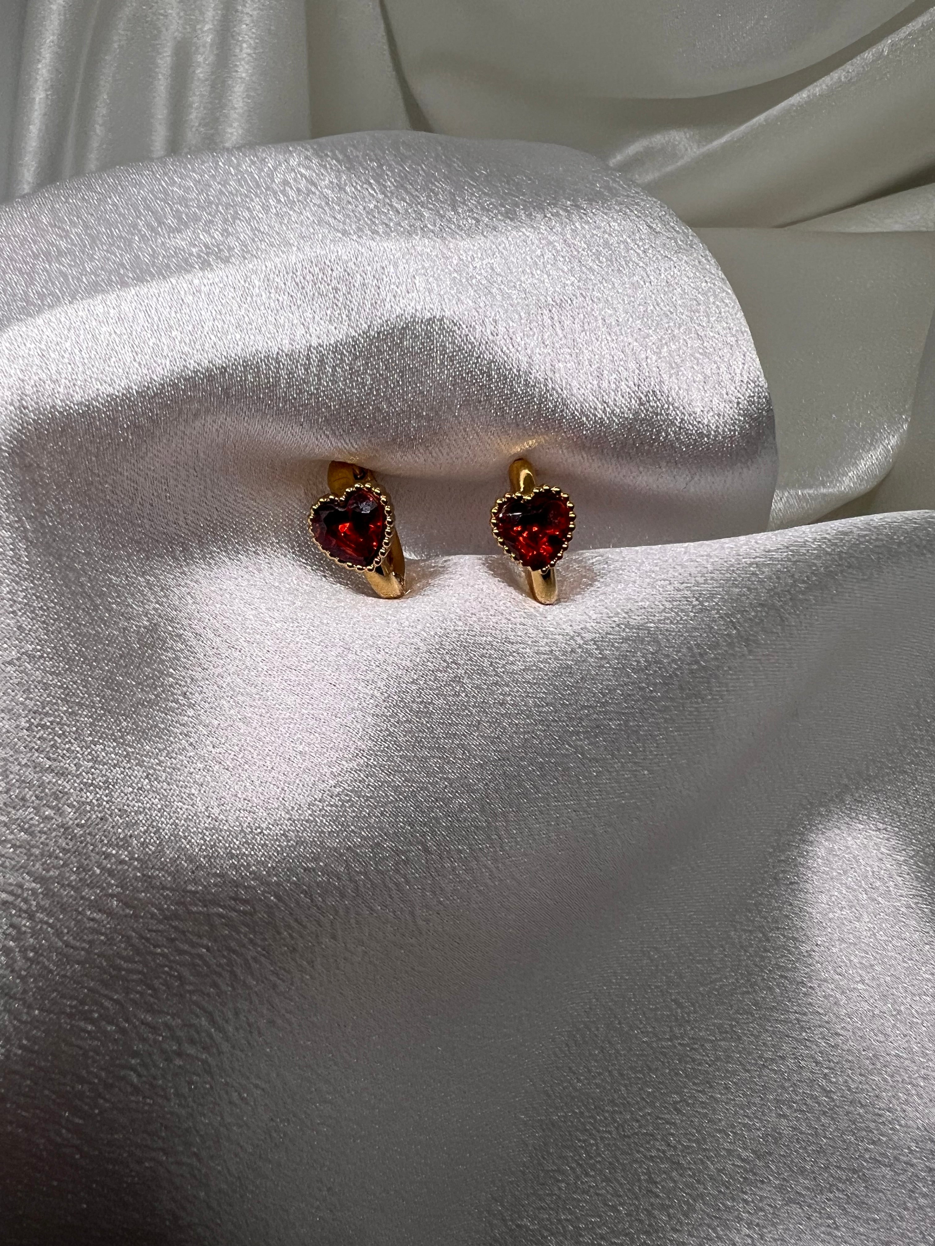 Σκουλαρίκια με κόκκινες καρδιές