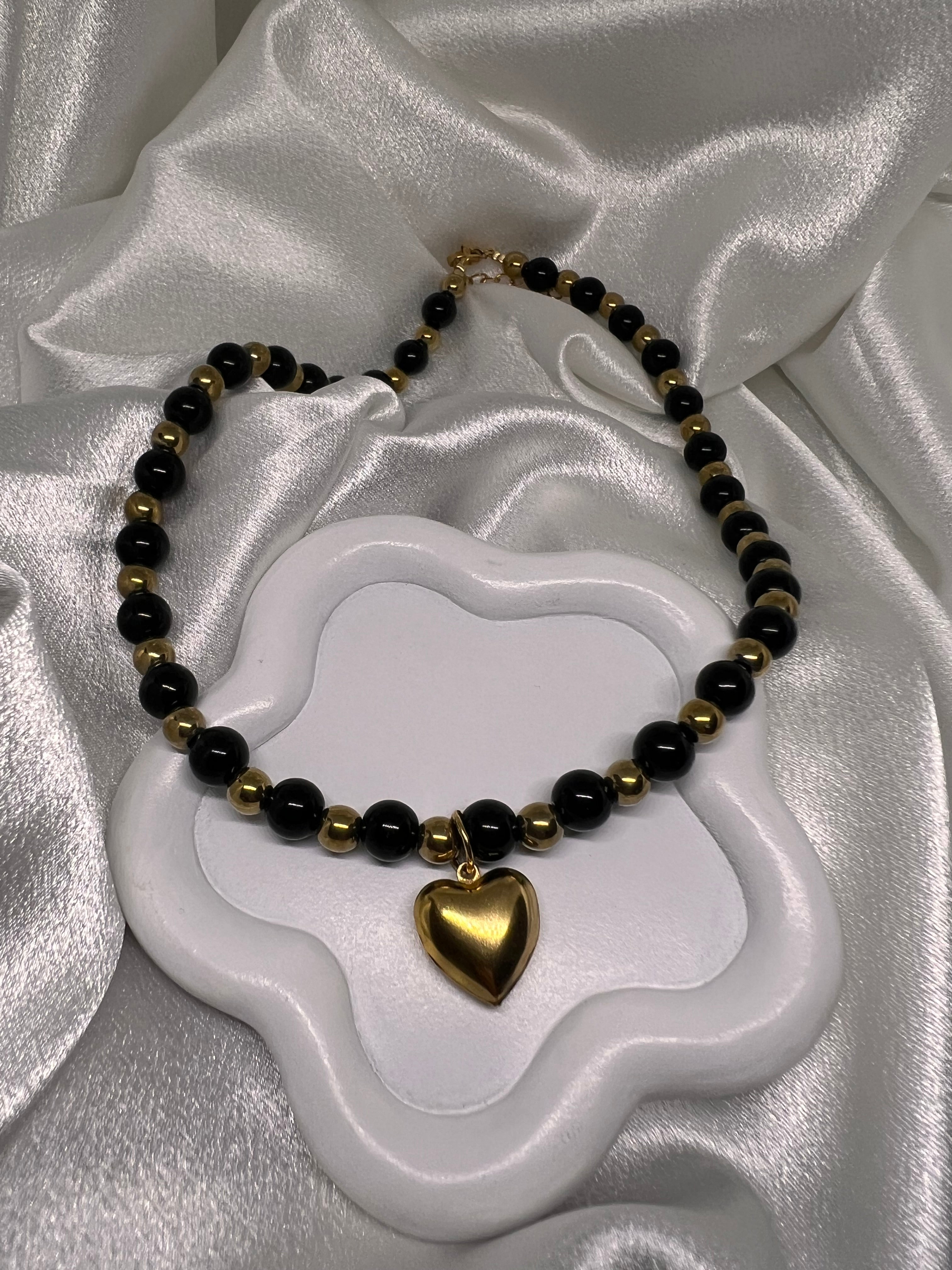 Μαύρο-χρυσό κολιέ με καρδιά