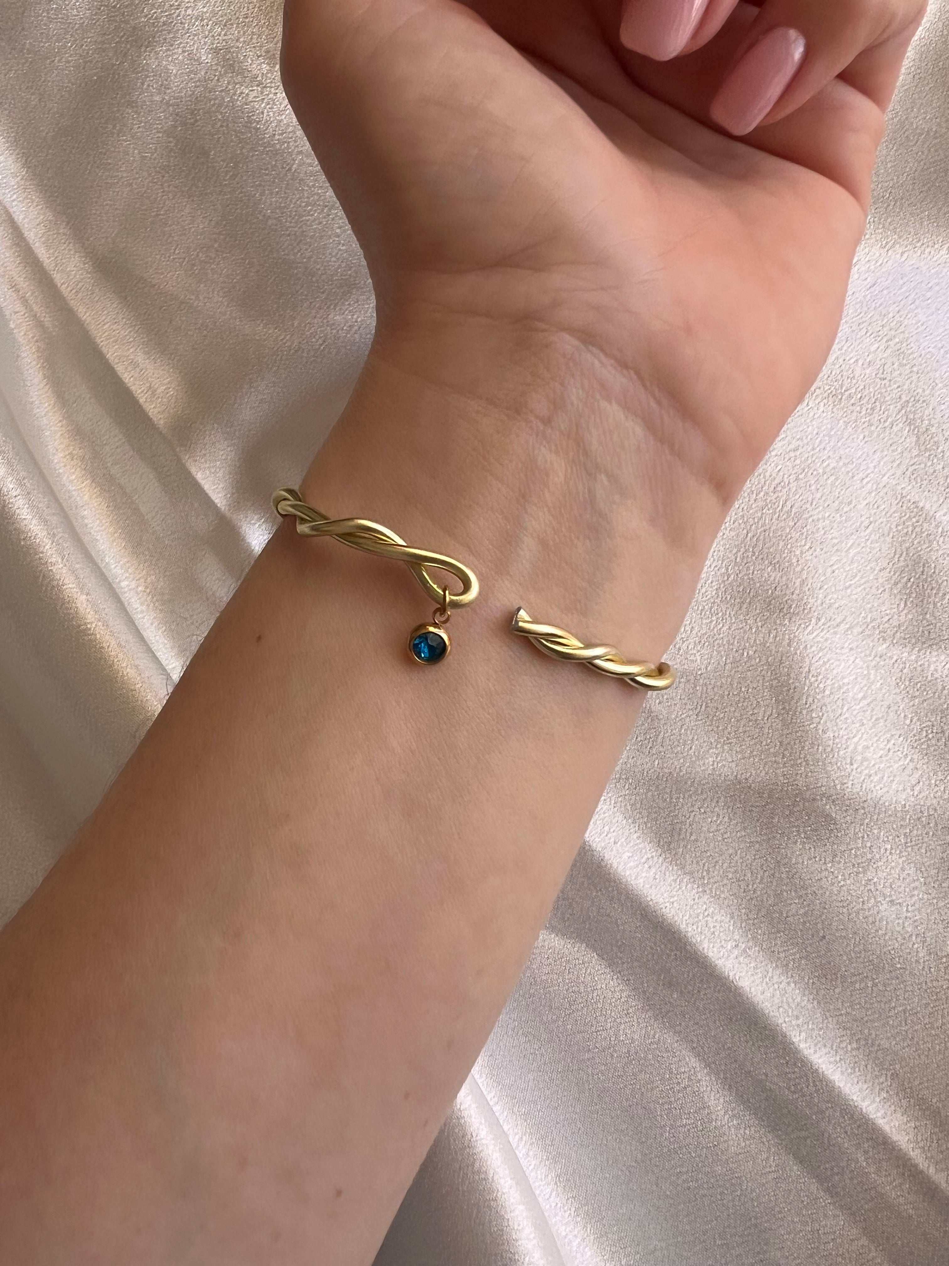 Χειροπέδα αλουμινίου με μπλε κρύσταλλο