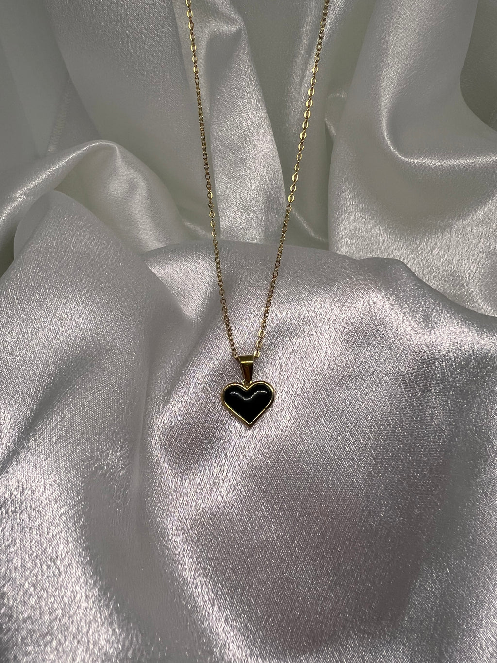 Κολιέ με μαύρη καρδιά
