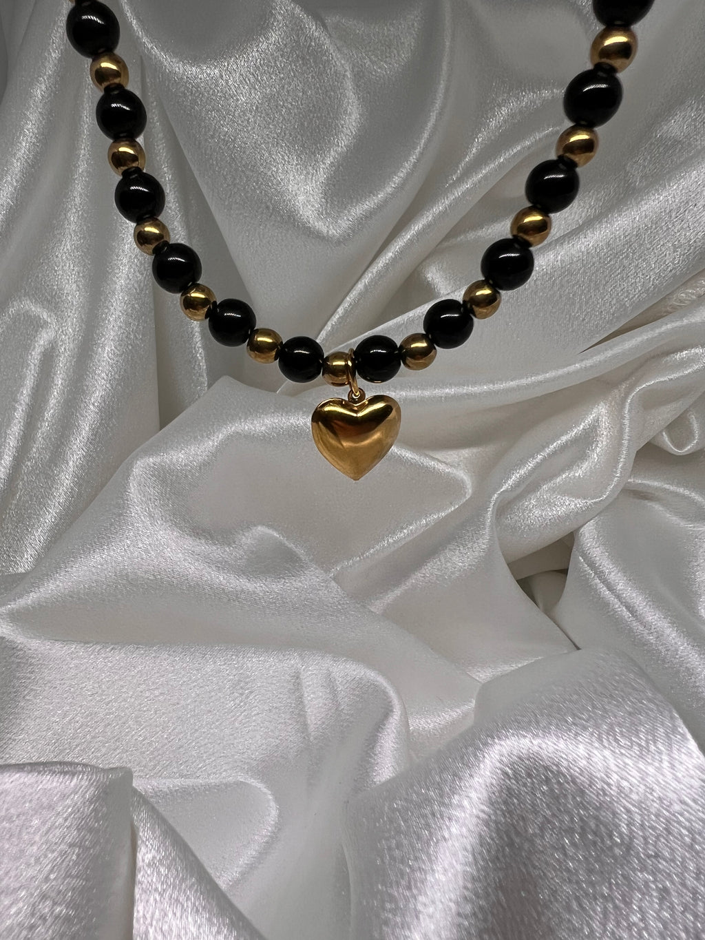 Μαύρο-χρυσό κολιέ με καρδιά