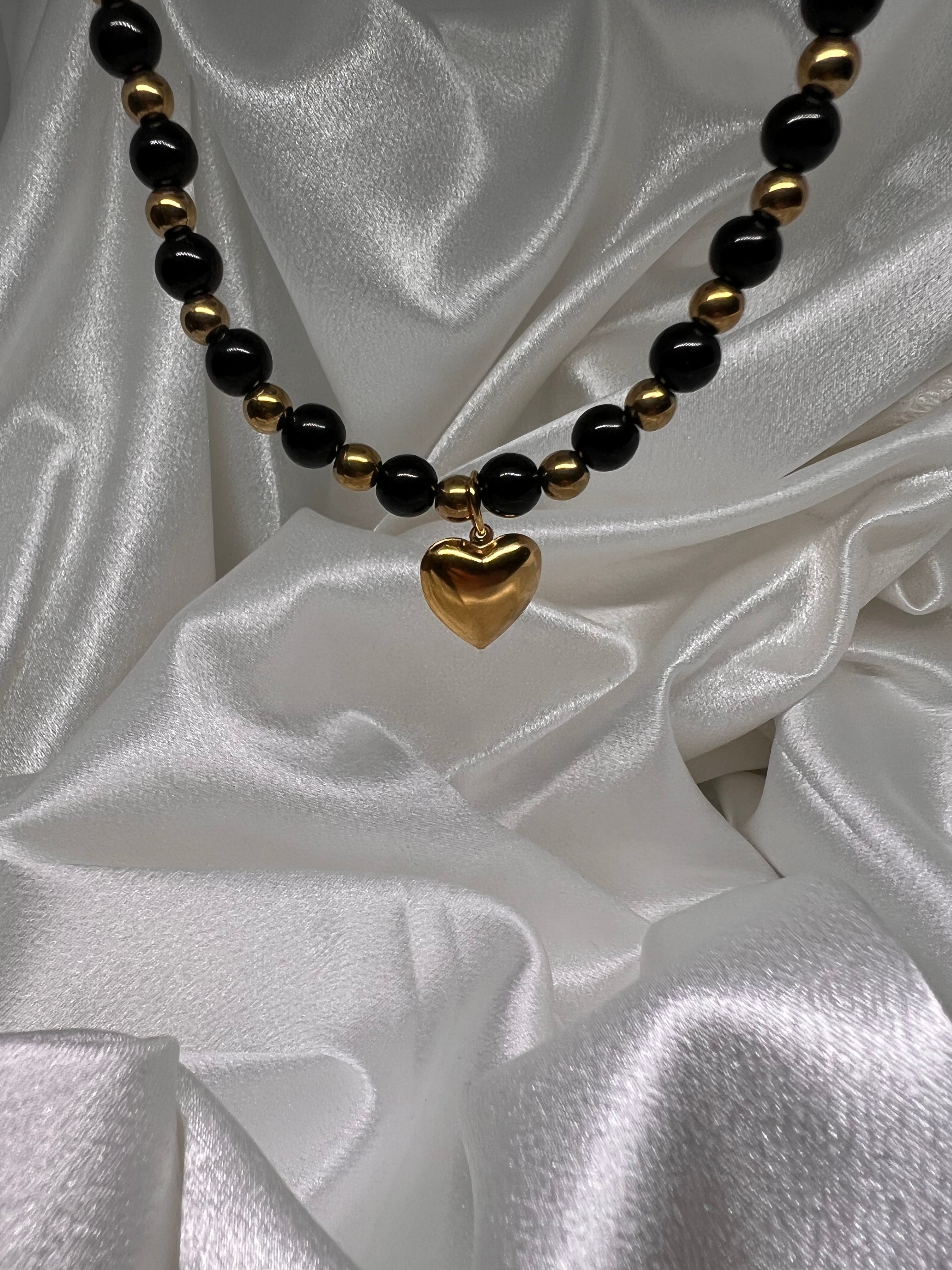 Μαύρο-χρυσό κολιέ με καρδιά