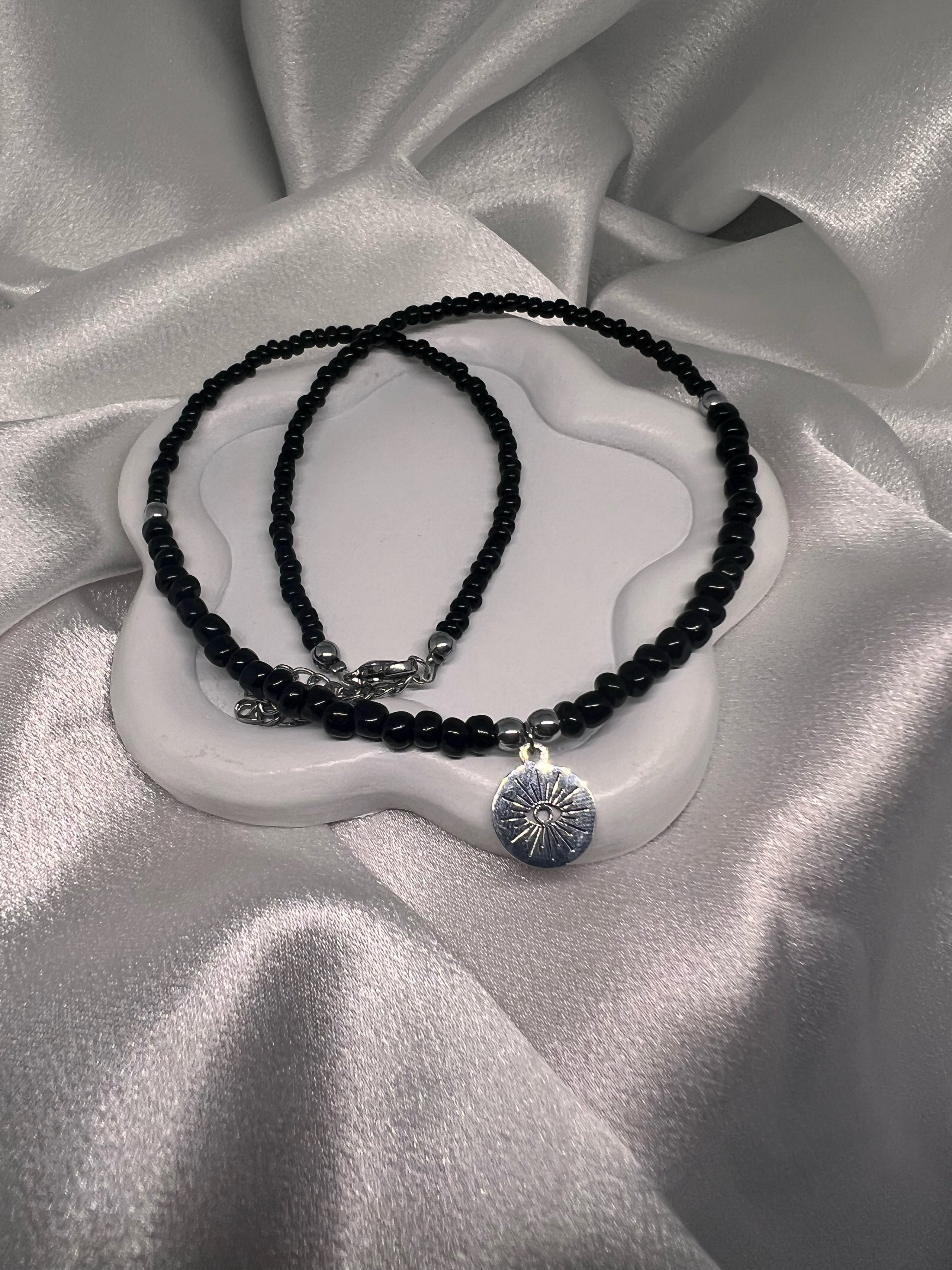 Μαύρο Κολιέ με Χάντρες Ατσάλι & Αιματίτη – Μυστήριο και Στυλ σε Κάθε Λεπτομέρεια