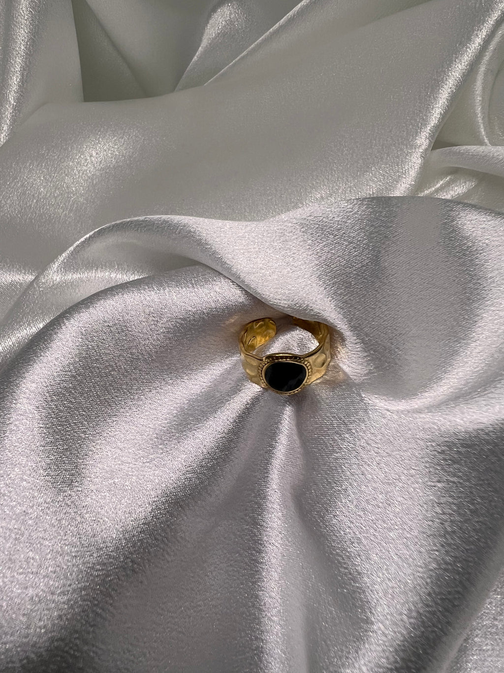 Χρυσό δακτυλίδι με μαύρη πέτρα