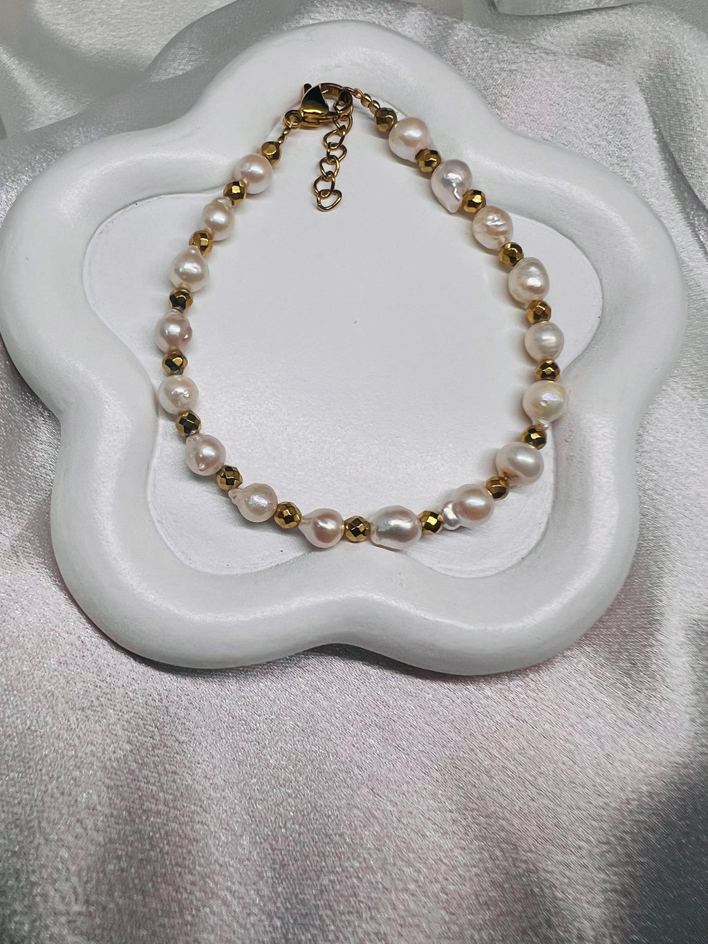 Βραχιόλι με Φυσικά Μαργαριτάρια & Αιματίτη – Κομψότητα και Ισορροπία