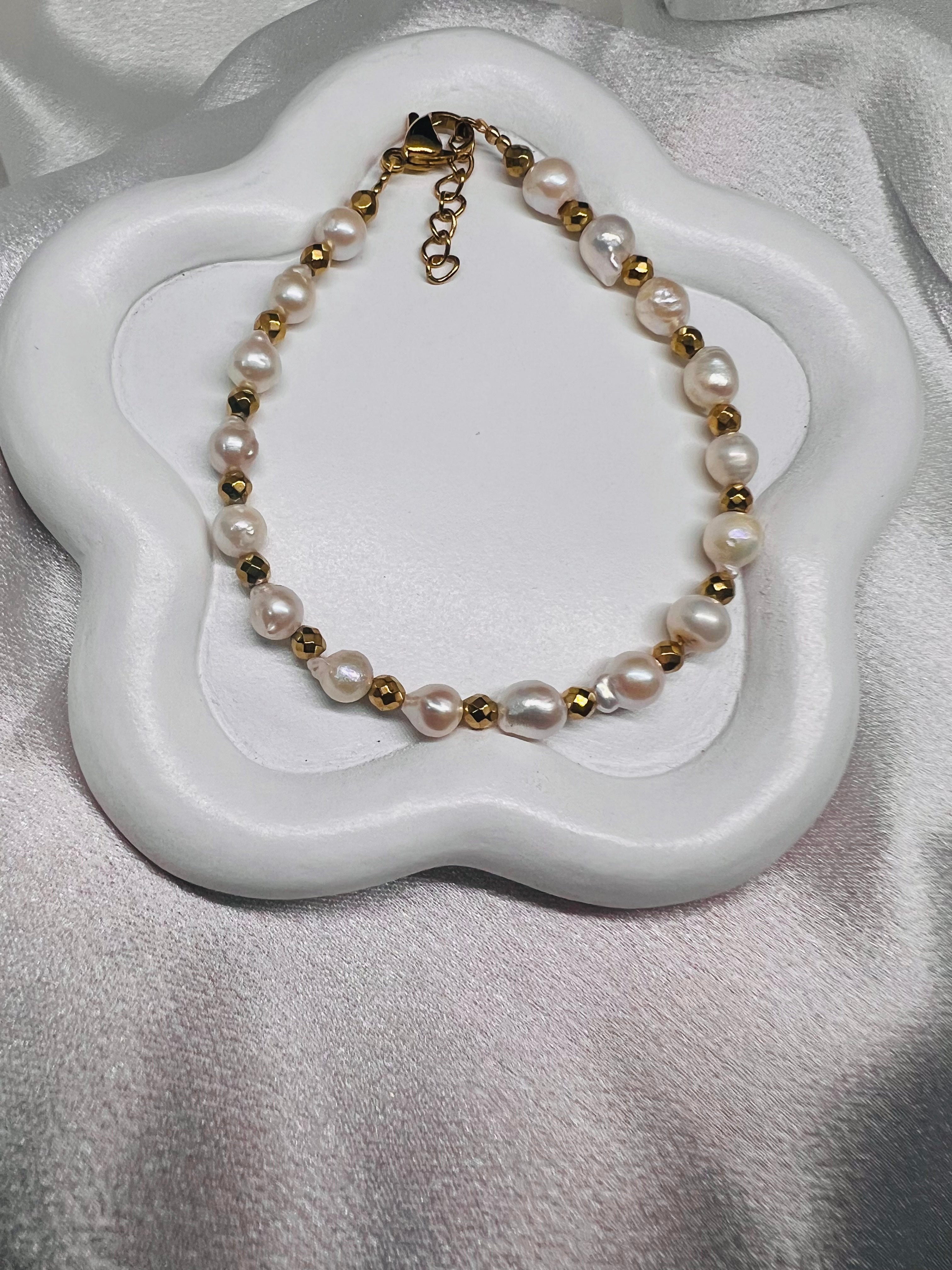 Βραχιόλι με Φυσικά Μαργαριτάρια & Αιματίτη – Κομψότητα και Ισορροπία