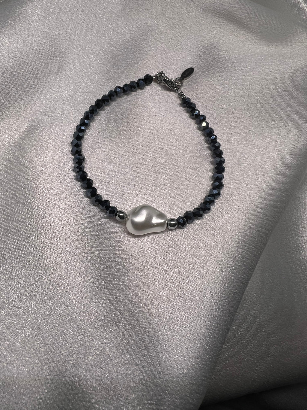 Βραχιόλι με πέρλα και μαύρα κρύσταλλα