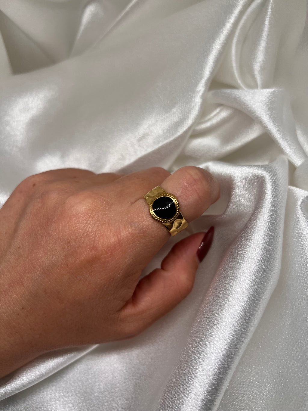 Χρυσό δακτυλίδι με μαύρη πέτρα