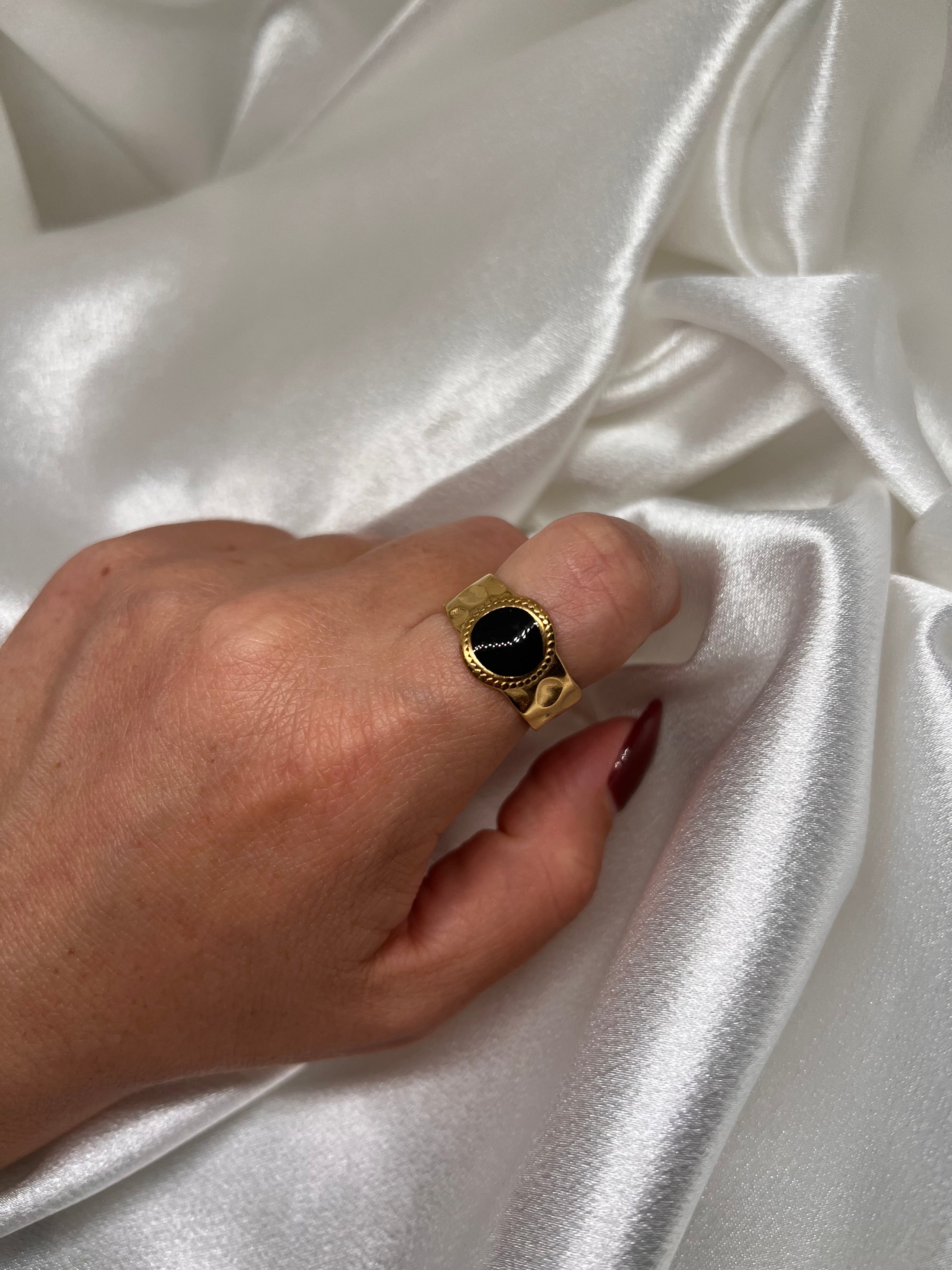 Χρυσό δακτυλίδι με μαύρη πέτρα