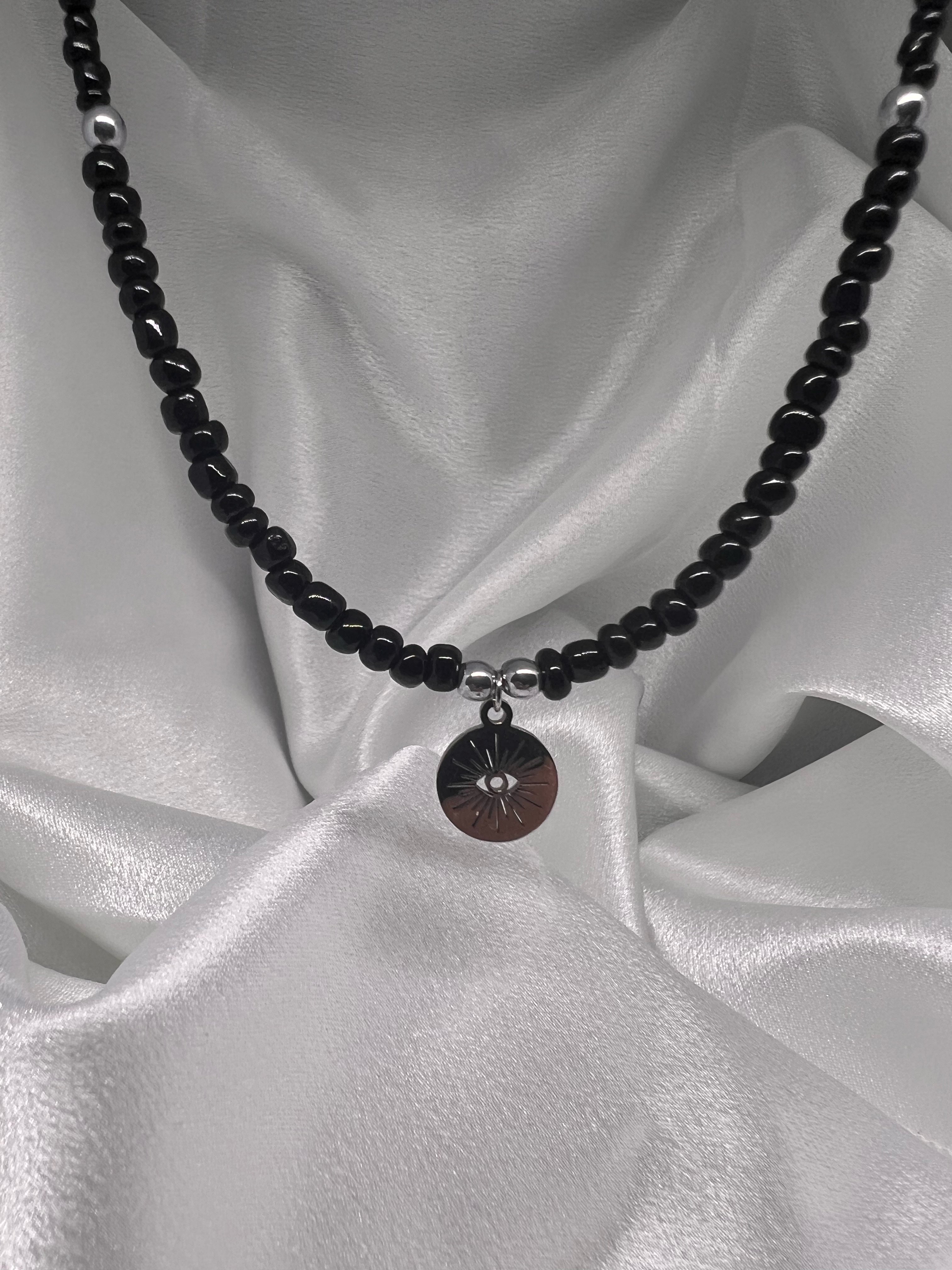 Μαύρο Κολιέ με Χάντρες Ατσάλι & Αιματίτη – Μυστήριο και Στυλ σε Κάθε Λεπτομέρεια