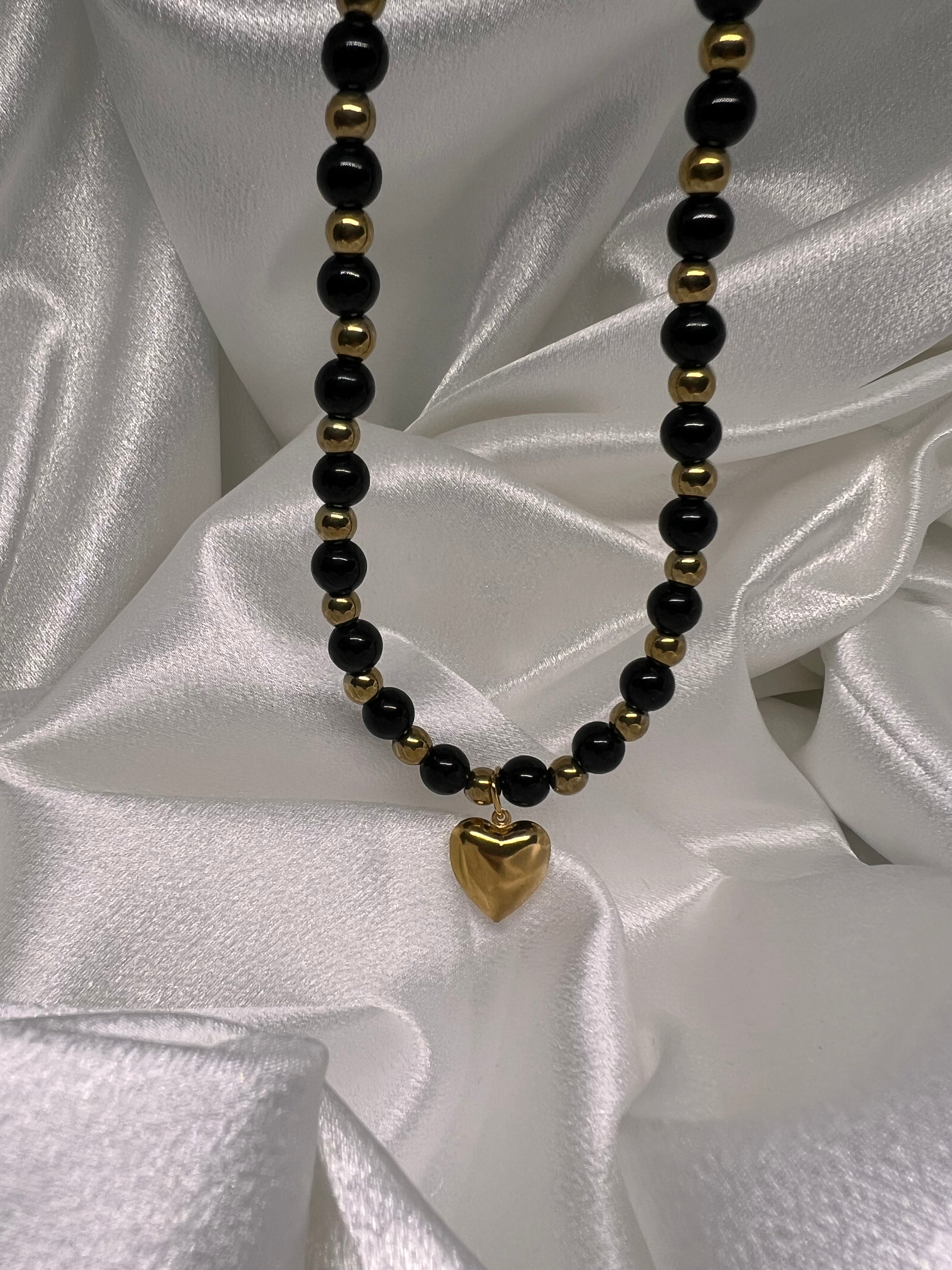 Μαύρο-χρυσό κολιέ με καρδιά