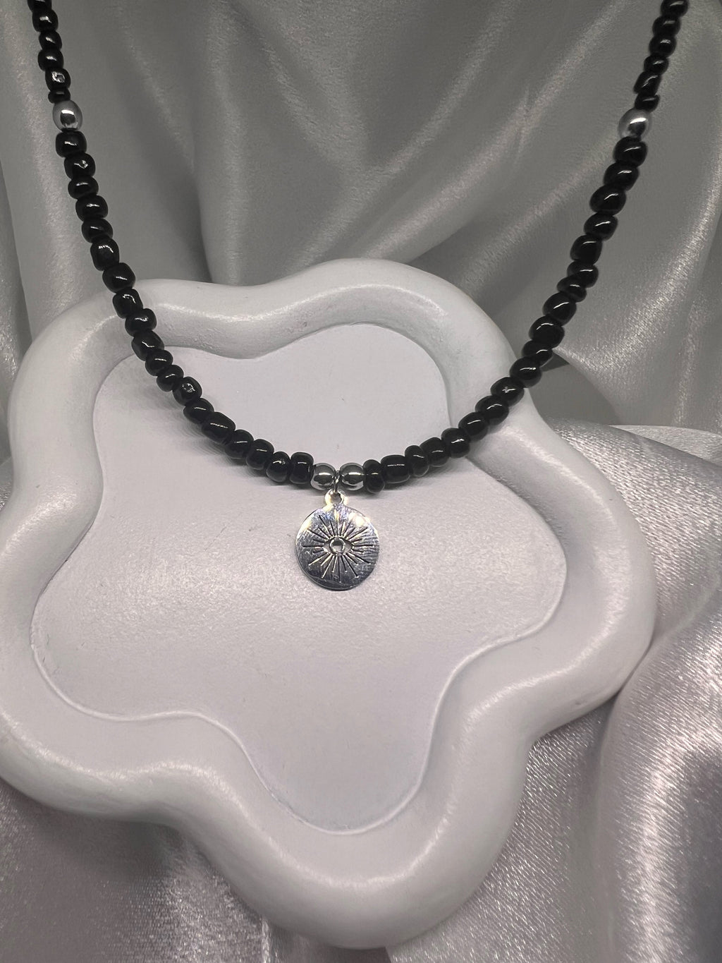 Μαύρο Κολιέ με Χάντρες Ατσάλι & Αιματίτη – Μυστήριο και Στυλ σε Κάθε Λεπτομέρεια