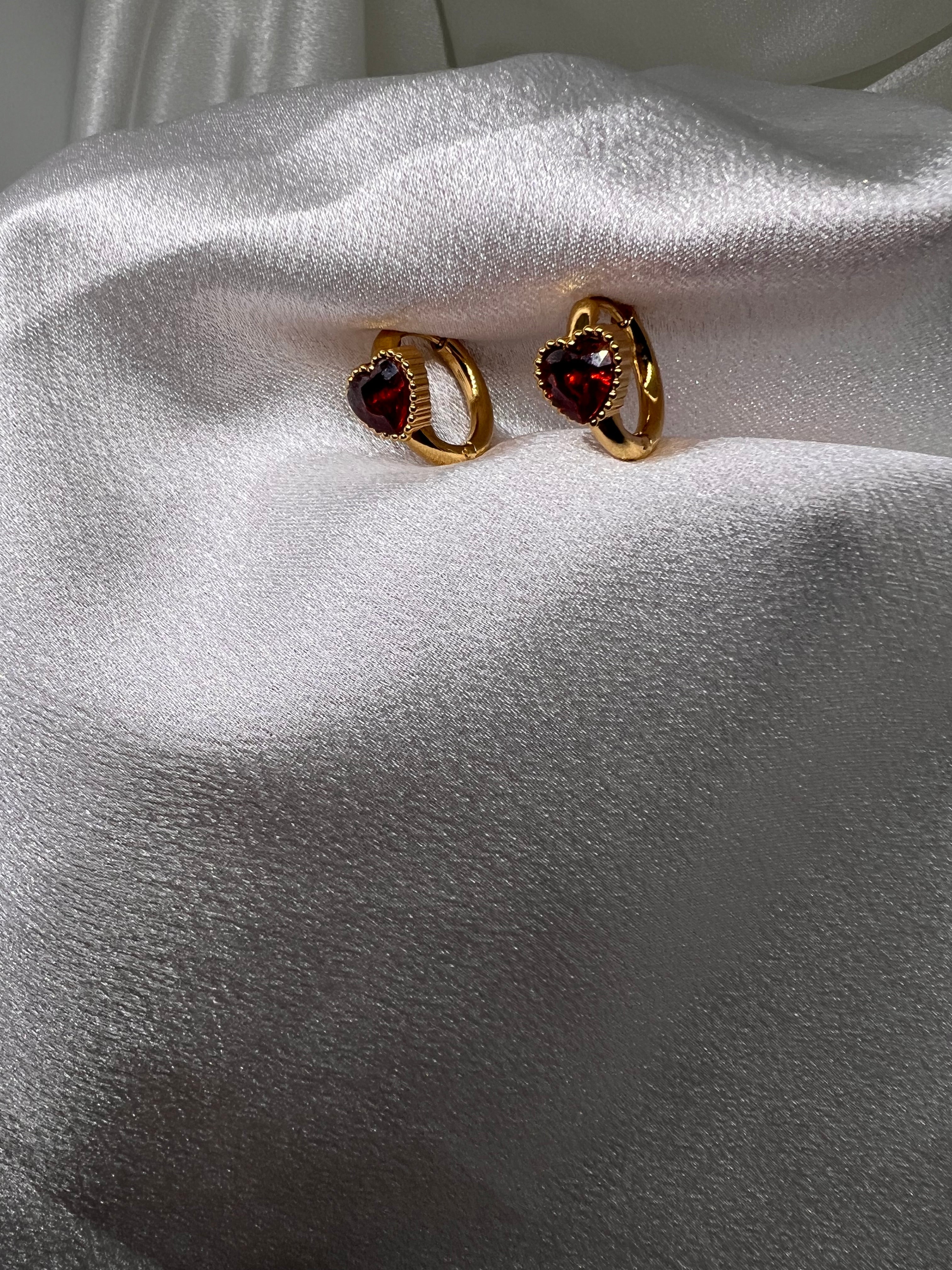 Σκουλαρίκια με κόκκινες καρδιές