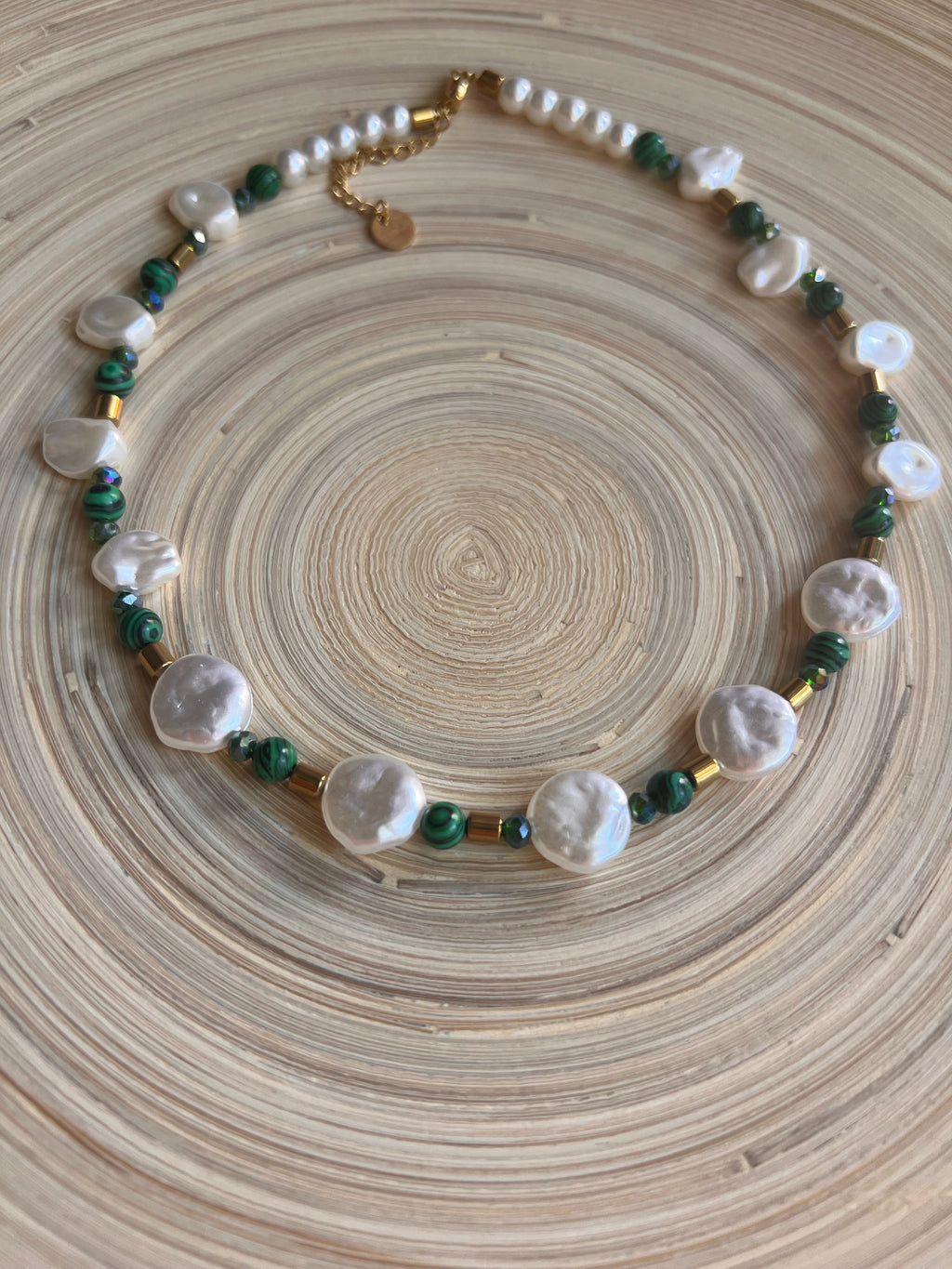 Κολιέ με μαργαριτάρια και μαλαχίτη – Αρμονία και κομψότητα