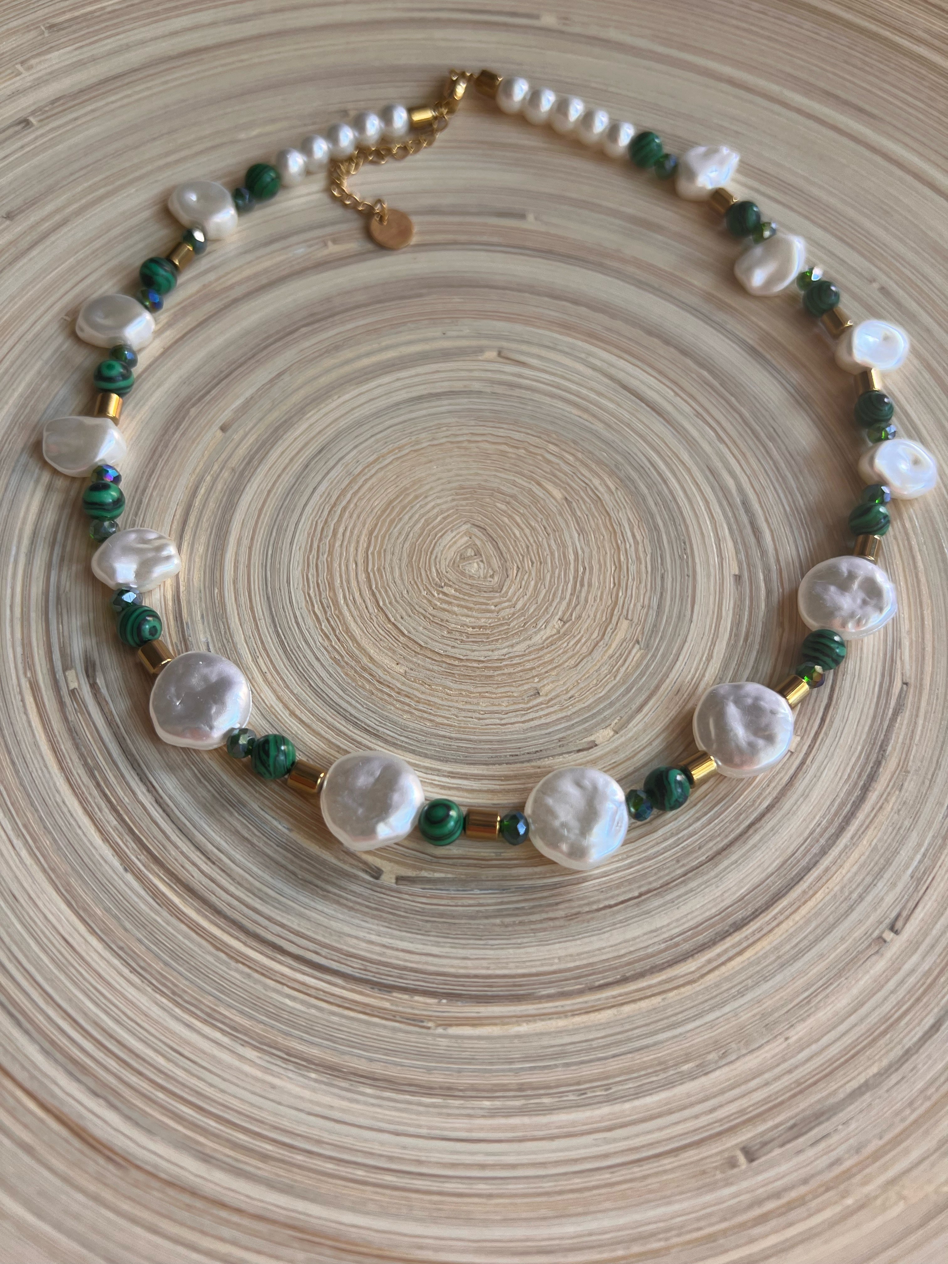 Κολιέ με μαργαριτάρια και μαλαχίτη – Αρμονία και κομψότητα