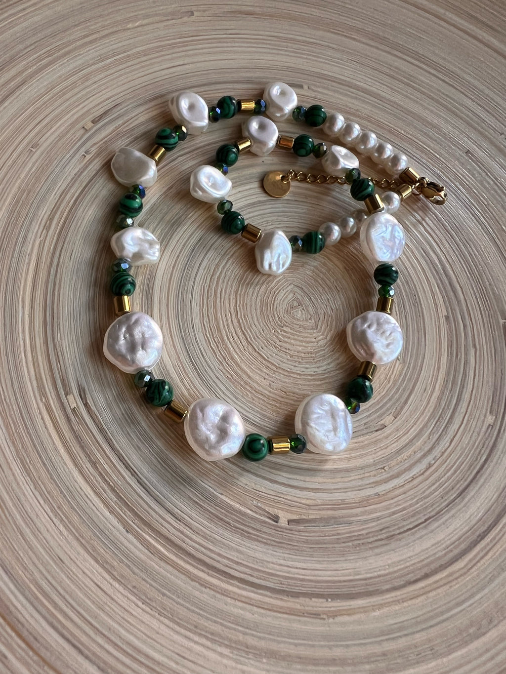 Κολιέ με μαργαριτάρια και μαλαχίτη – Αρμονία και κομψότητα