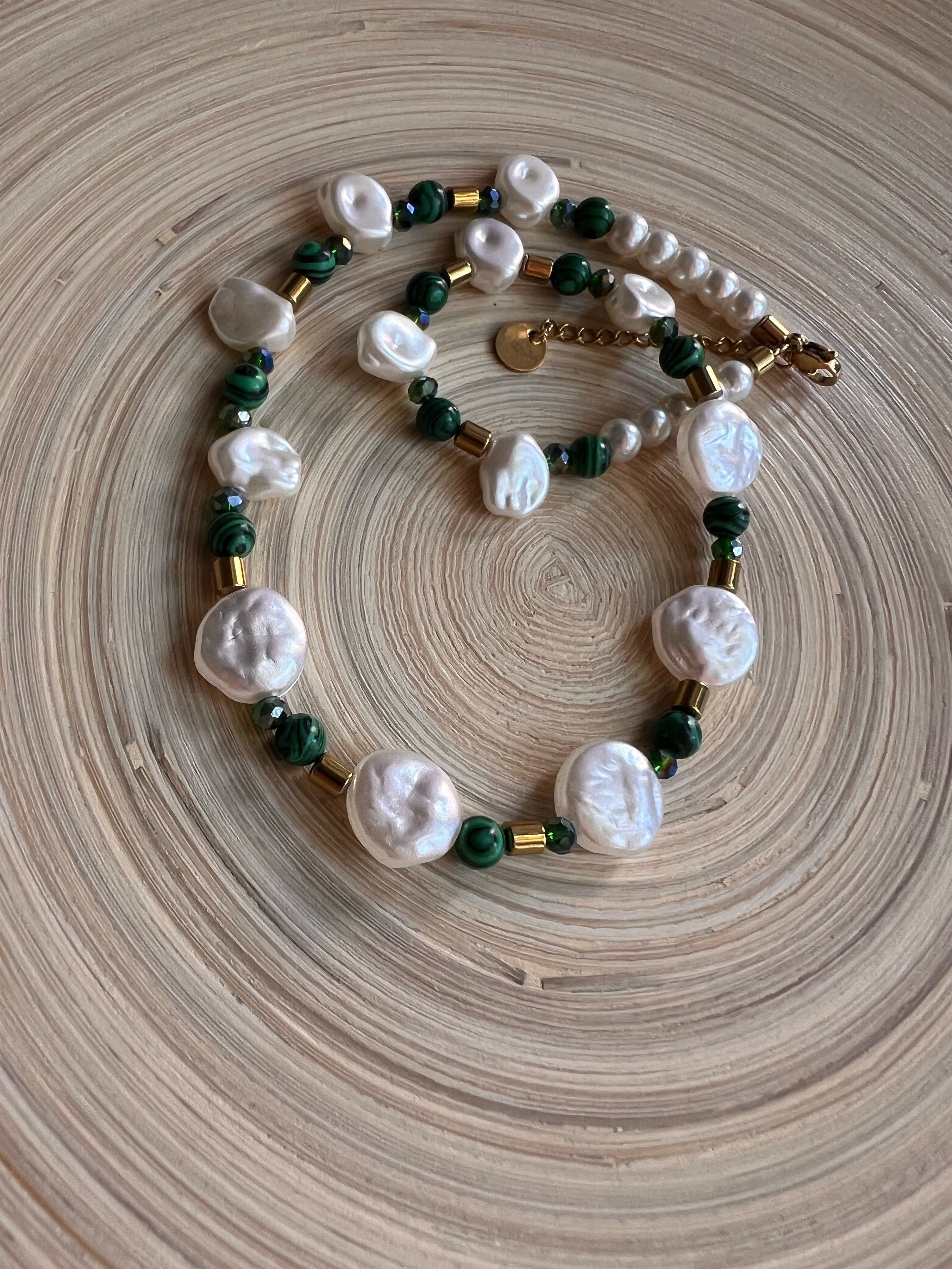 Κολιέ με μαργαριτάρια και μαλαχίτη – Αρμονία και κομψότητα